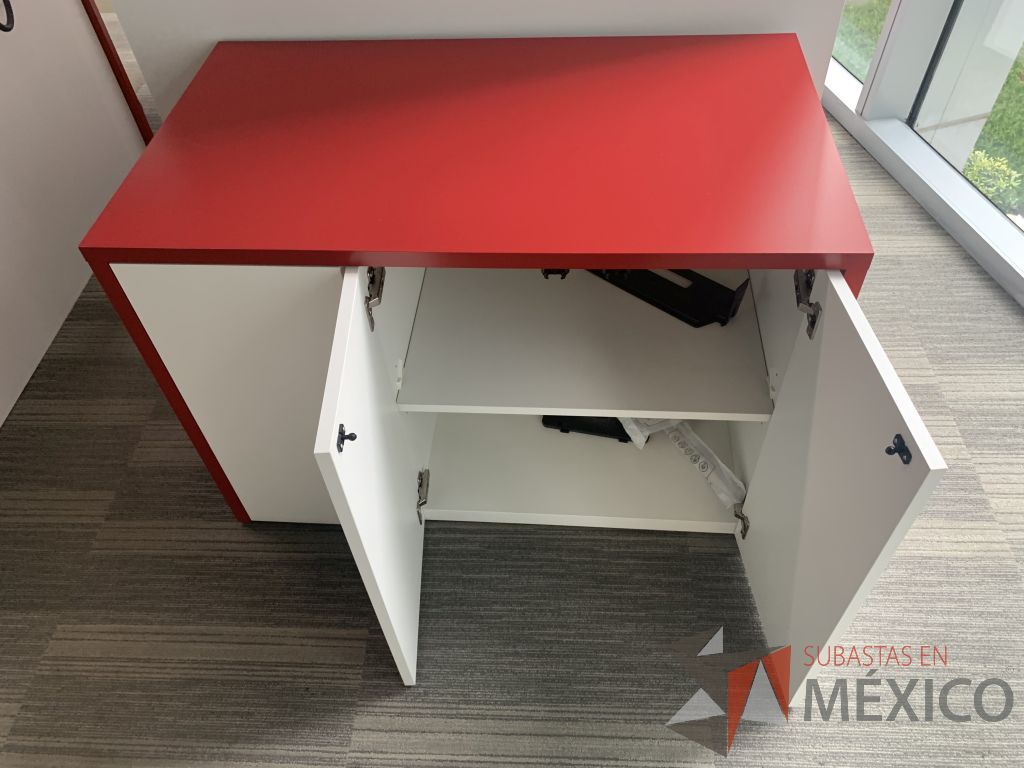 Lote 084 - Gabinete con 3 puertas color blanco, cubierta color rojo y 1 entrepaño - Imagen 2