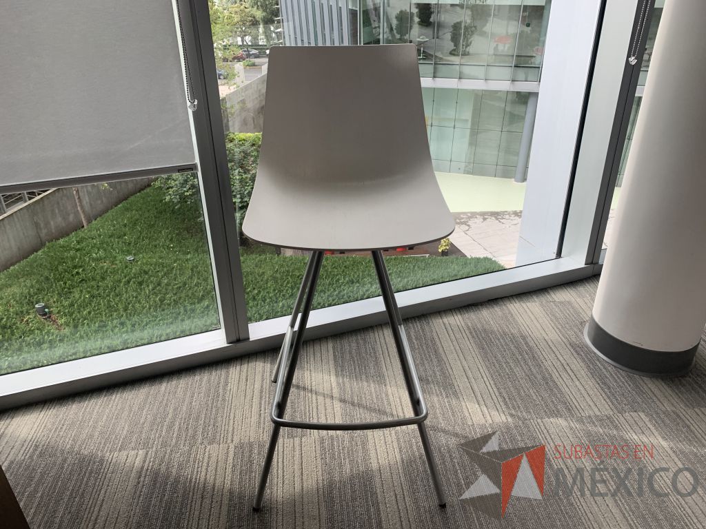 Lote 005 - 4 Sillas altas con base metálica, asiento y respaldo liso color blanco