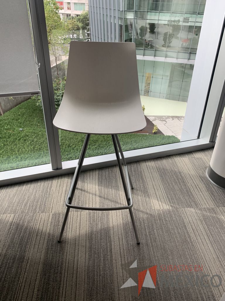 Lote 005 - 4 Sillas altas con base metálica, asiento y respaldo liso color blanco - Imagen 8