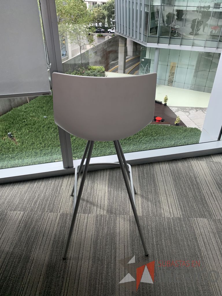 Lote 005 - 4 Sillas altas con base metálica, asiento y respaldo liso color blanco - Imagen 6