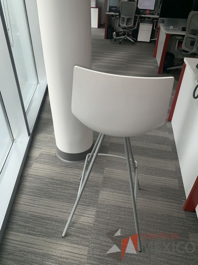 Lote 005 - 4 Sillas altas con base metálica, asiento y respaldo liso color blanco - Imagen 5
