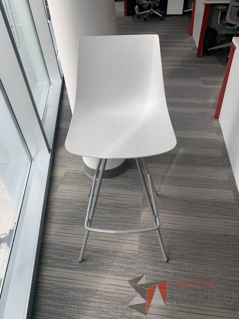 Lote 005 - 4 Sillas altas con base metálica, asiento y respaldo liso color blanco - Imagen 4