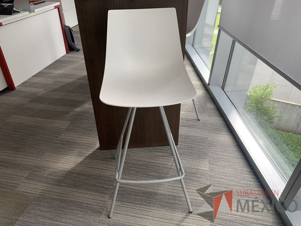 Lote 005 - 4 Sillas altas con base metálica, asiento y respaldo liso color blanco - Imagen 2