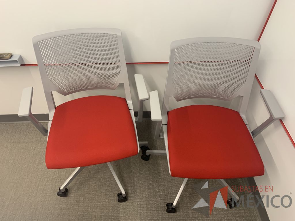 Lote 037 - 2 Sillas operativas con ruedas, descansabrazos, asiento en tela color rojo y respaldo color gris - Imagen 2