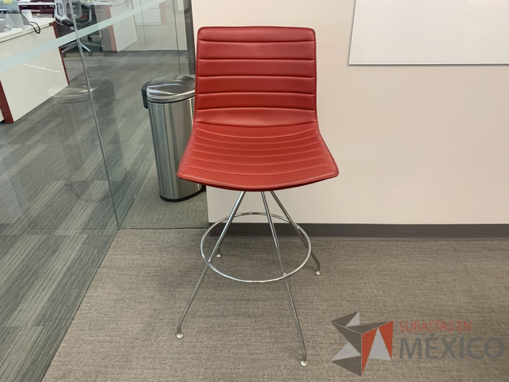 Lote 038 - 5 Sillas altas con base metálica, sin descansabrazos, asiento y respaldo tipo piel color rojo