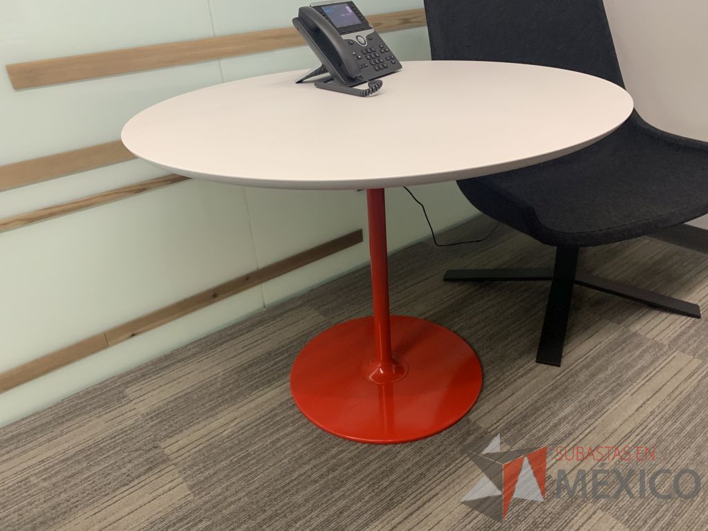 Lote 006 - Mesa para visita de 4 personas con base metálica color rojo y cubierta color blanco - Imagen 5