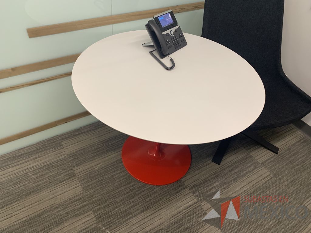 Lote 006 - Mesa para visita de 4 personas con base metálica color rojo y cubierta color blanco - Imagen 4