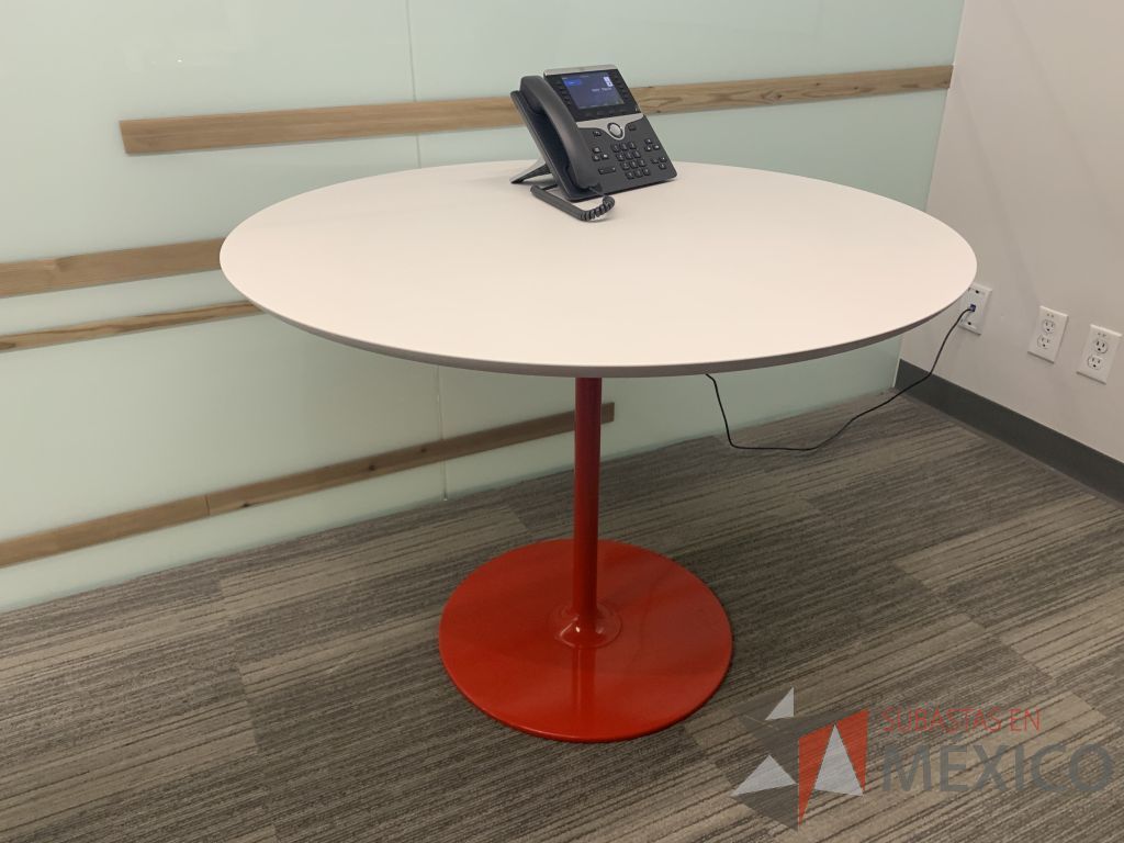 Lote 060 - Mesa con base metálica color rojo y cubierta color blanco - Imagen 8