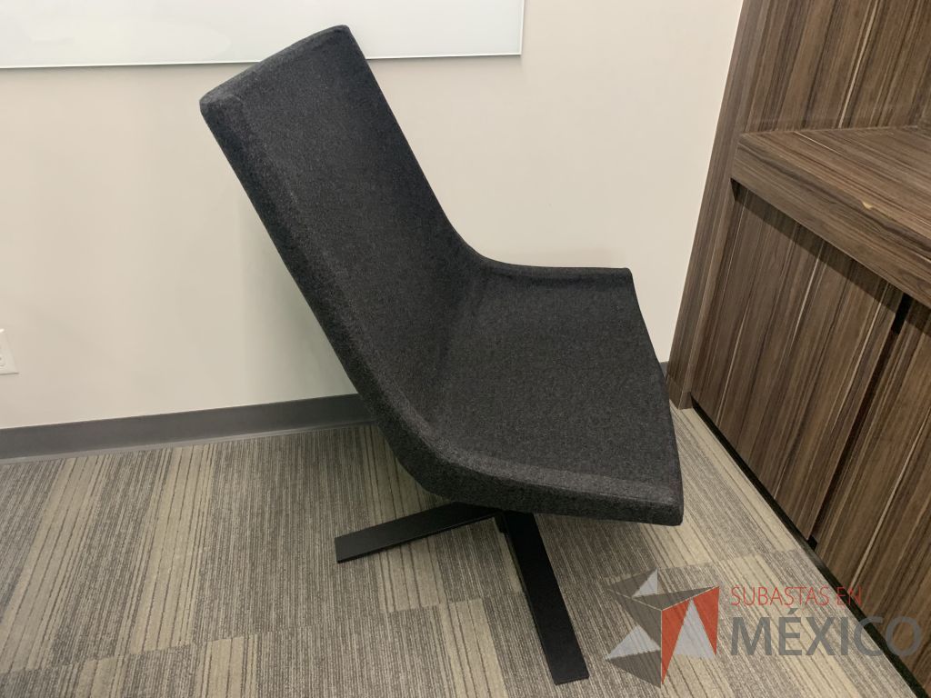 Lote 040 - 2 Sillas de visita con base metálica, sin descansabrazos, asiento y respaldo en tela color gris - Imagen 6