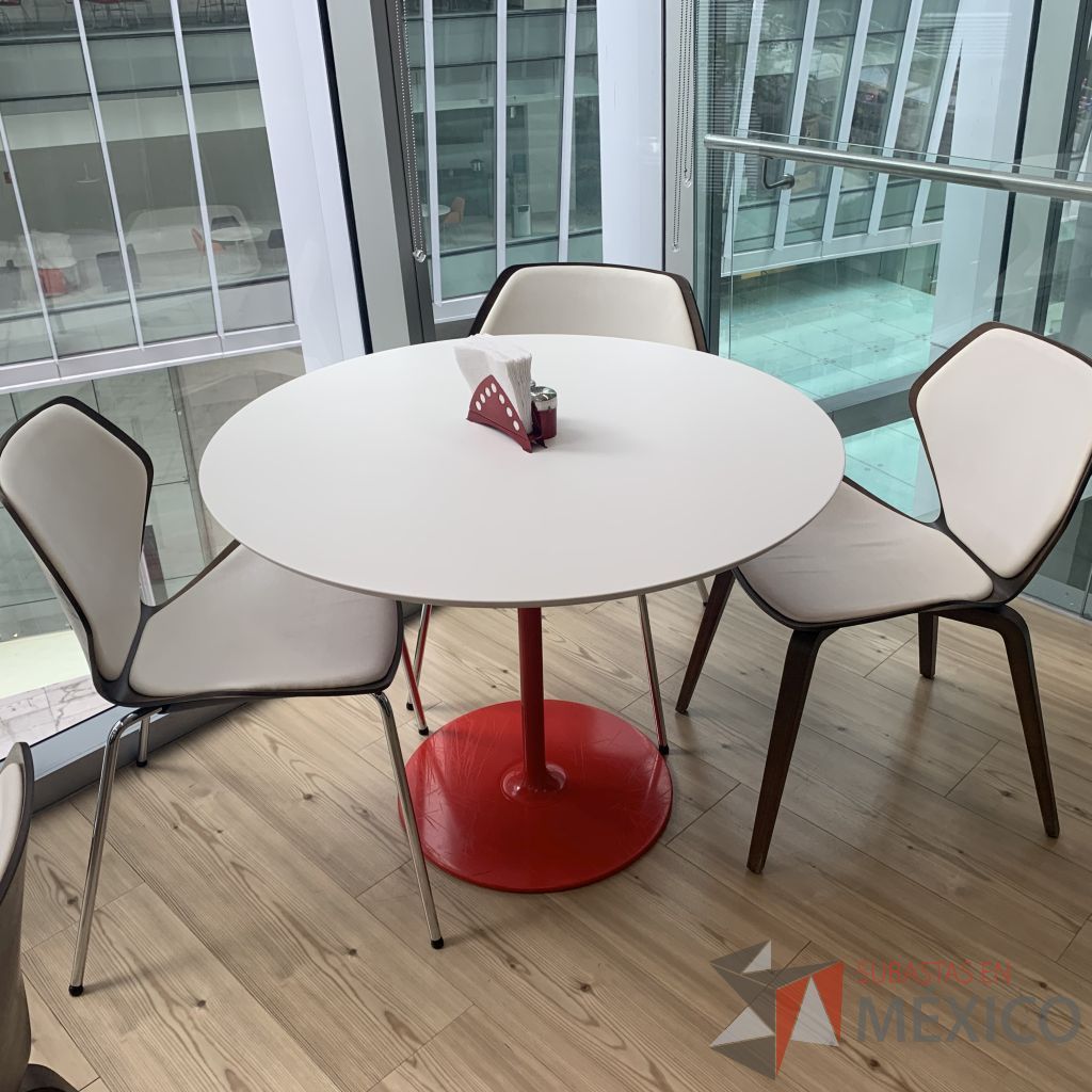 Lote 060 - Mesa con base metálica color rojo y cubierta color blanco - Imagen 6