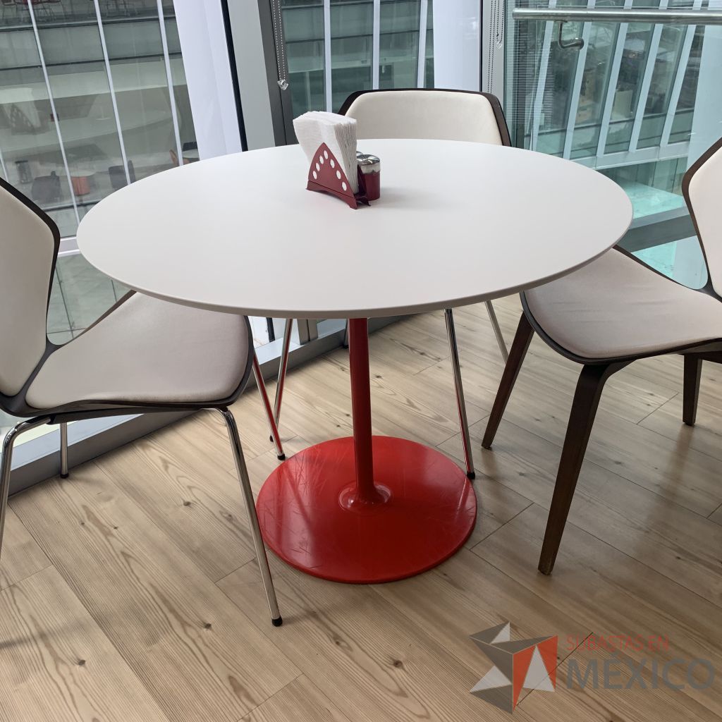 Lote 060 - Mesa con base metálica color rojo y cubierta color blanco - Imagen 5