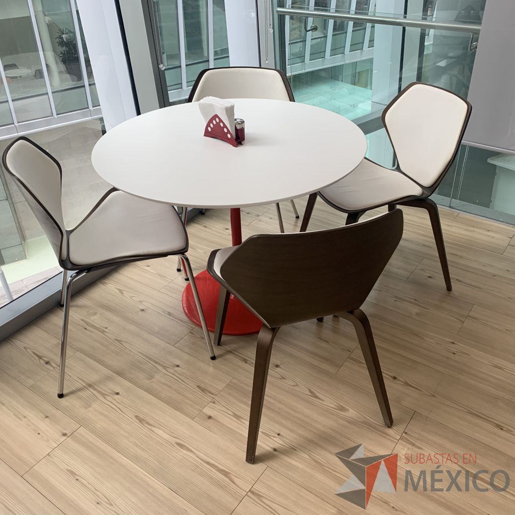 Lote 060 - Mesa con base metálica color rojo y cubierta color blanco - Imagen 4