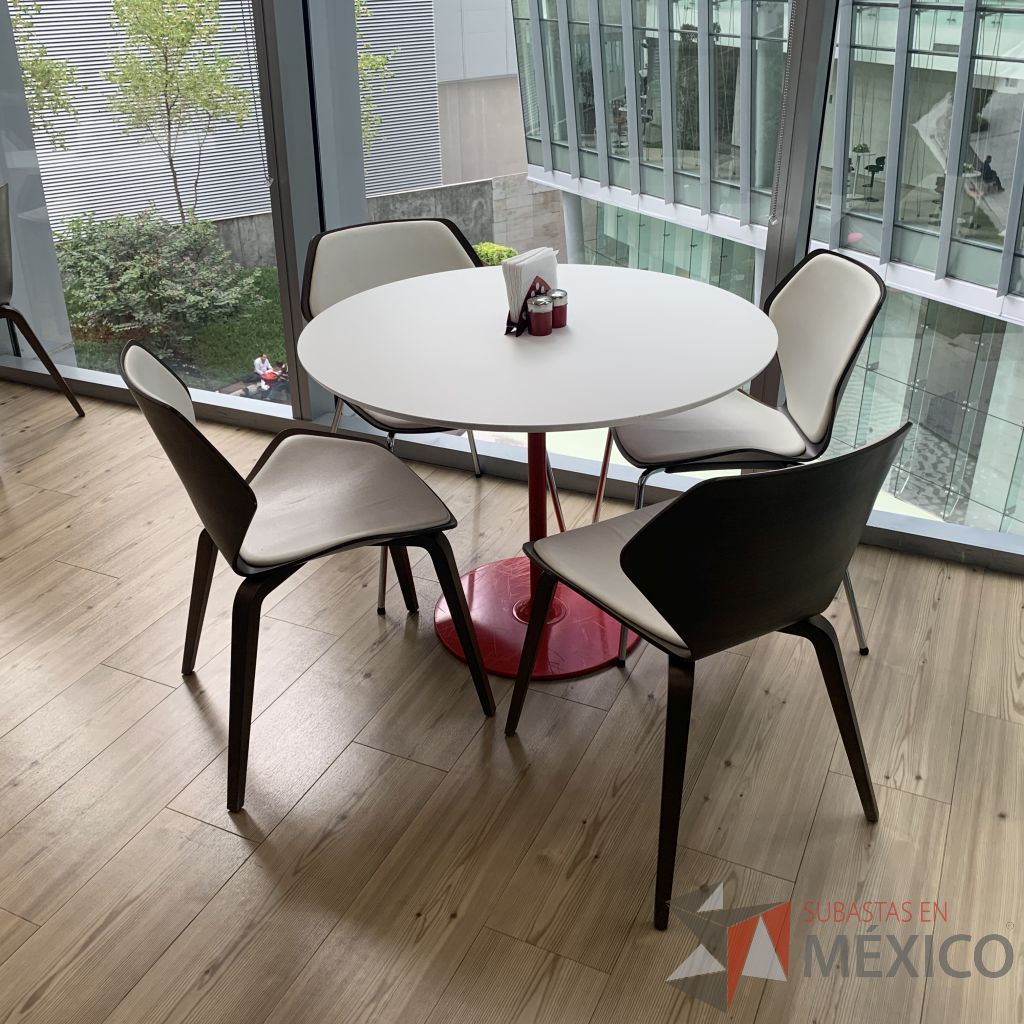 Lote 060 - Mesa con base metálica color rojo y cubierta color blanco - Imagen 3