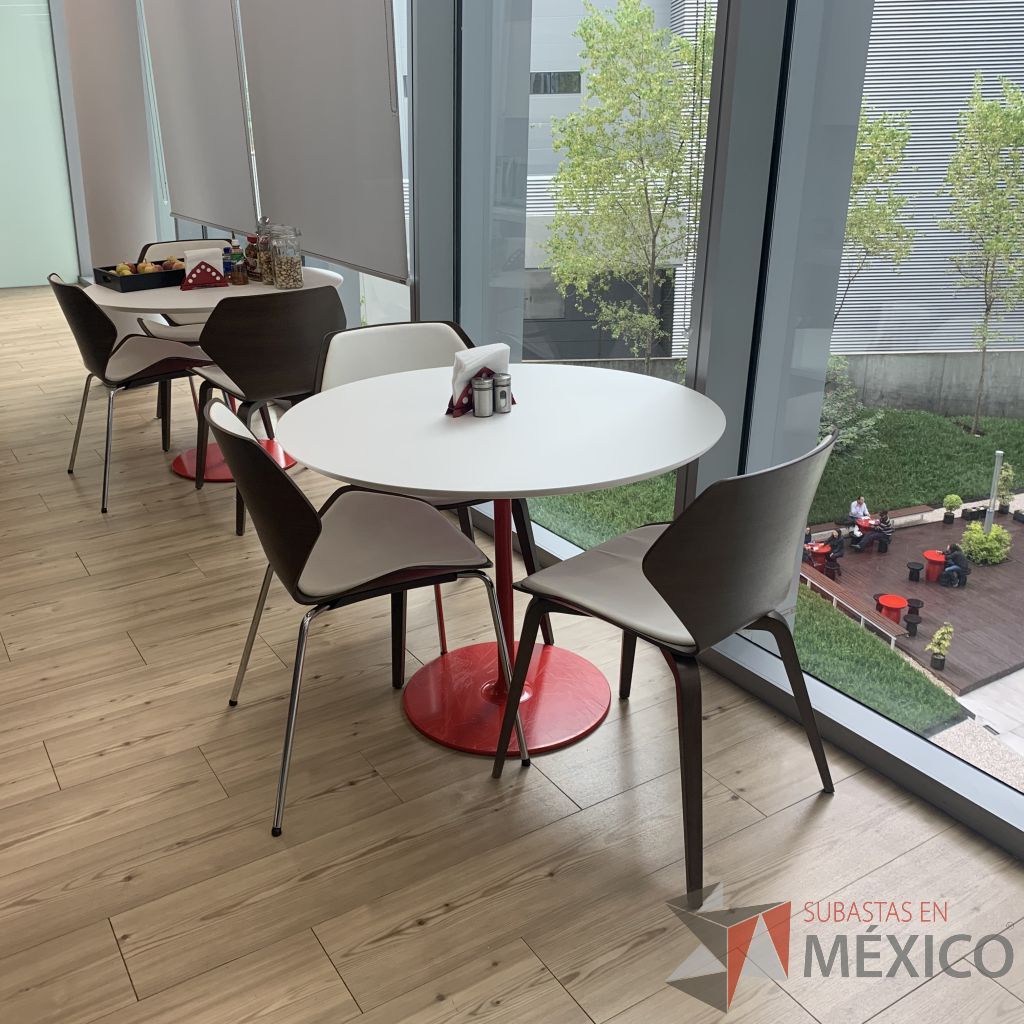 Lote 060 - Mesa con base metálica color rojo y cubierta color blanco - Imagen 2