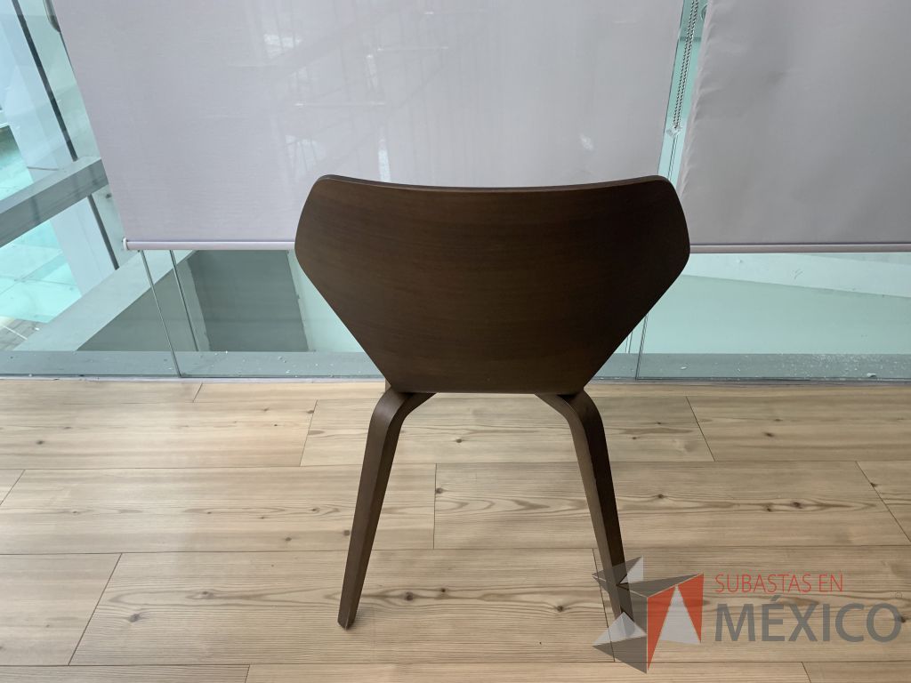 Lote 053 - 2 Sillas con 4 patas, asiento y respaldo en madera con acojinado tipo piel color blanco. Modelo: Gingko - Imagen 4