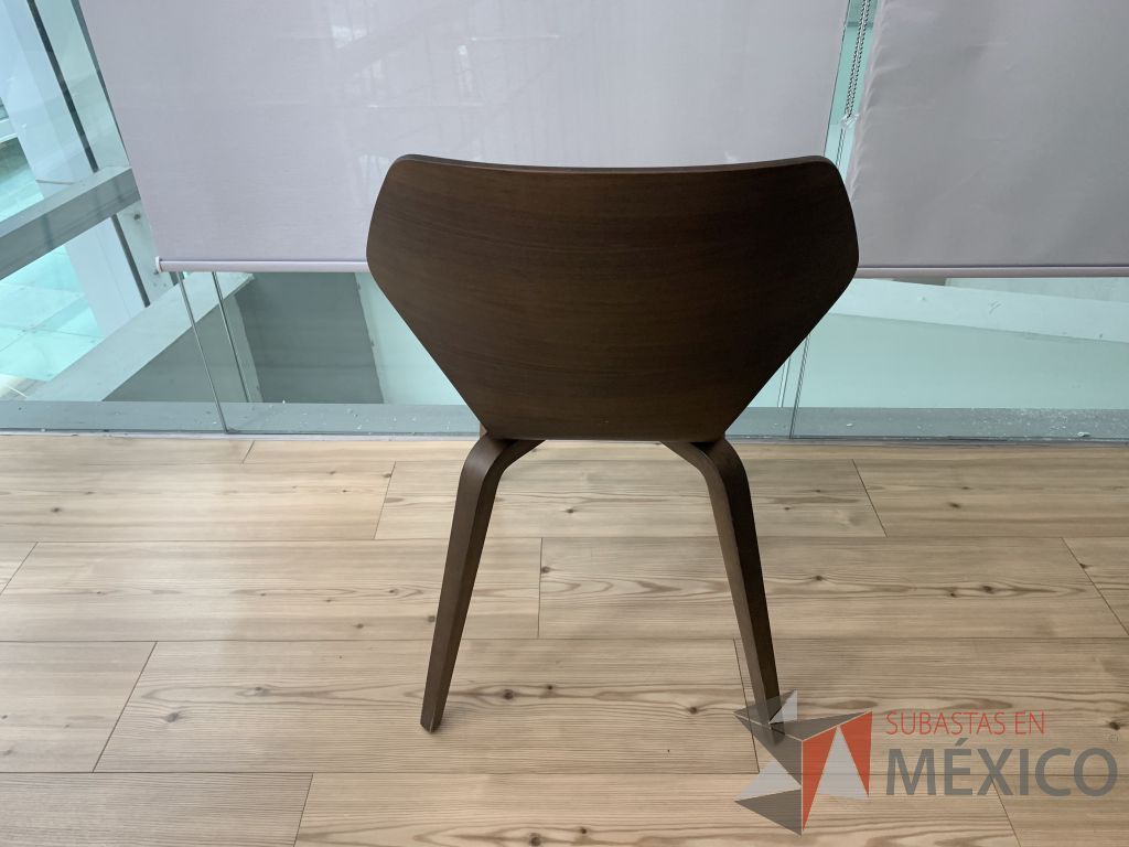 Lote 053 - 2 Sillas con 4 patas, asiento y respaldo en madera con acojinado tipo piel color blanco. Modelo: Gingko - Imagen 3