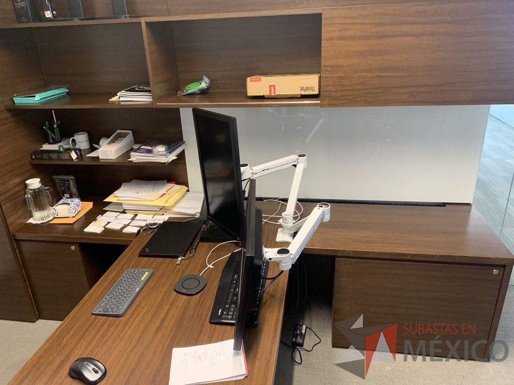 Lote 051 - Oficina ejecutiva con Escritorio, Gabinete, Credenza, Librero Empotrado - Imagen 7