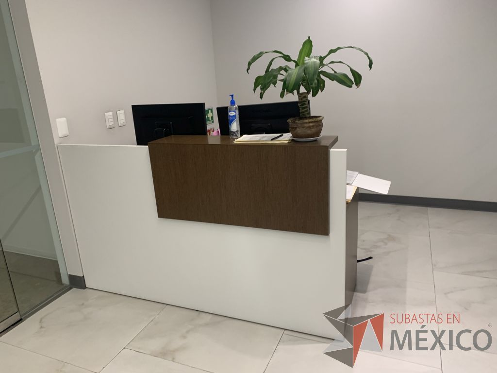 Lote 009 - Recepción en escuadra con archivero de pedestal de 4 cajones color blanco y cubierta color café