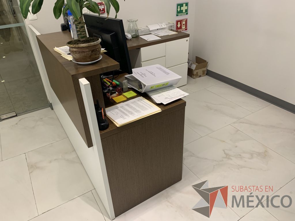 Lote 009 - Recepción en escuadra con archivero de pedestal de 4 cajones color blanco y cubierta color café - Imagen 4