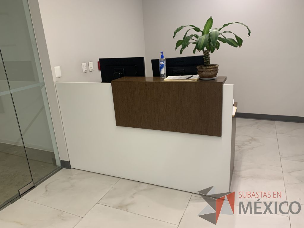 Lote 009 - Recepción en escuadra con archivero de pedestal de 4 cajones color blanco y cubierta color café - Imagen 2
