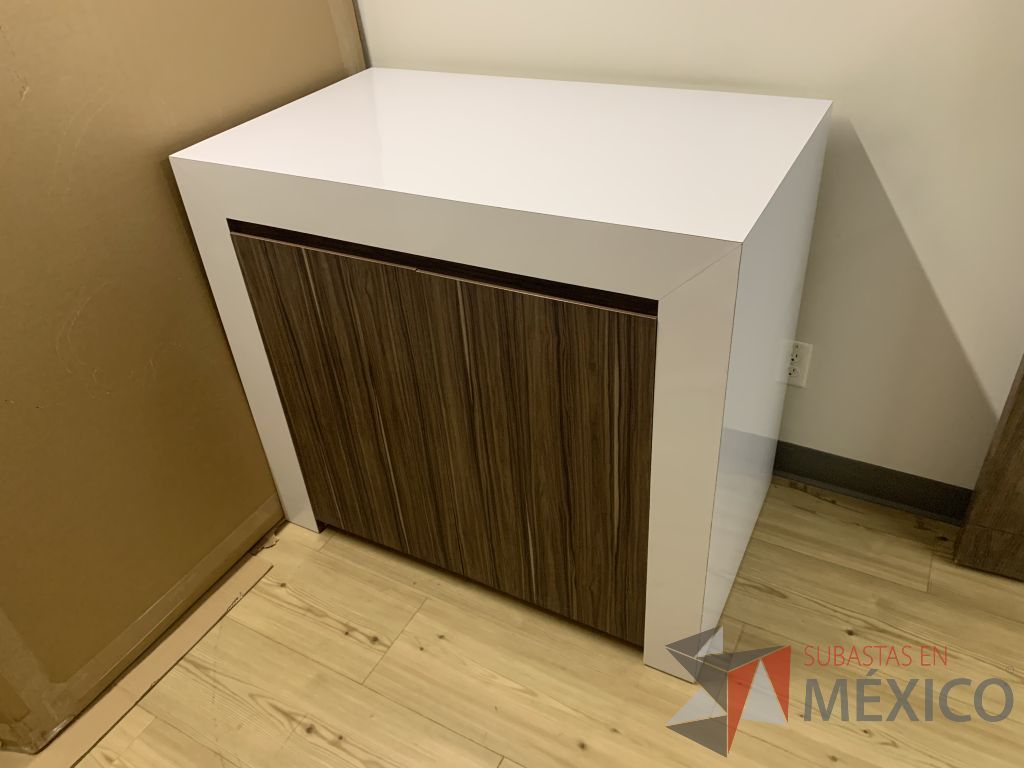 Lote 013 - Gabinete de 2 puertas color café tipo madera y cubierta color blanco - Imagen 5