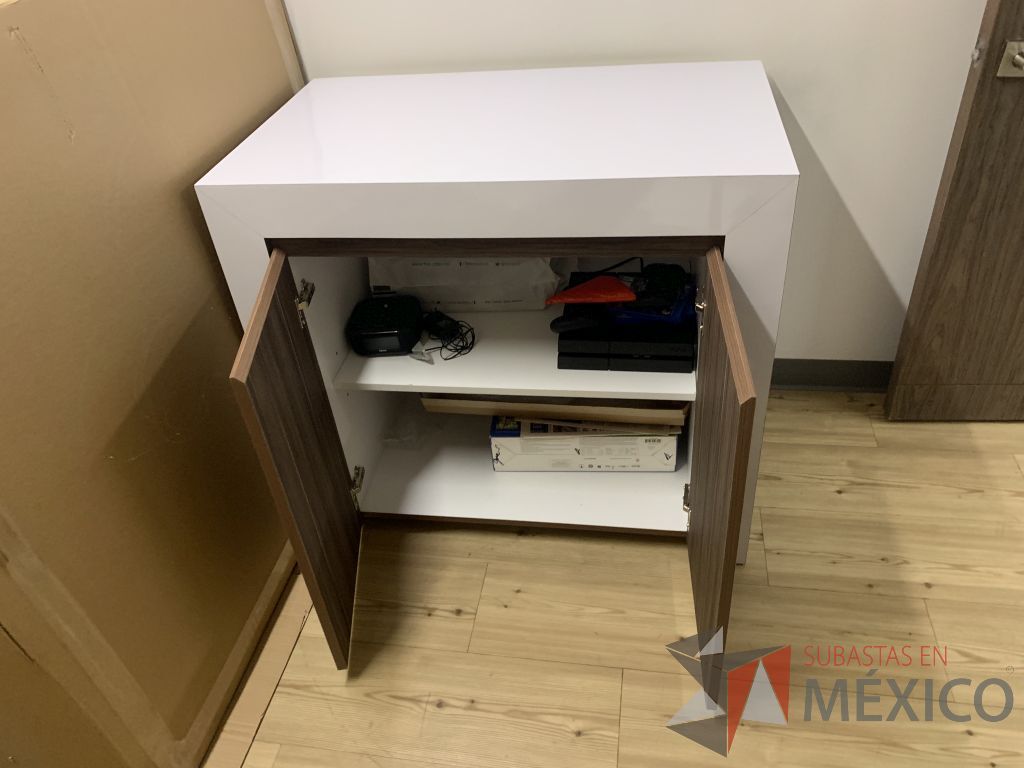 Lote 013 - Gabinete de 2 puertas color café tipo madera y cubierta color blanco - Imagen 3