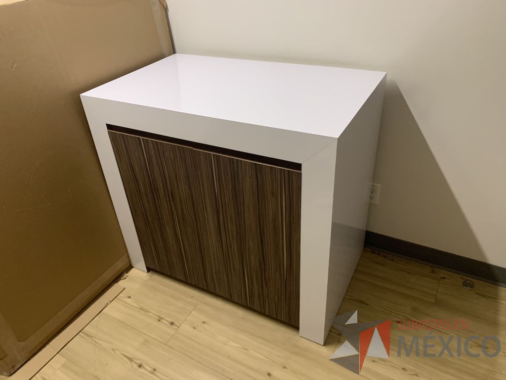 Lote 013 - Gabinete de 2 puertas color café tipo madera y cubierta color blanco