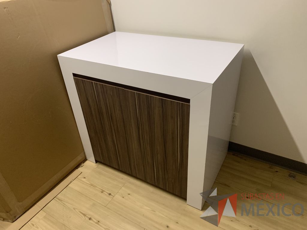 Lote 013 - Gabinete de 2 puertas color café tipo madera y cubierta color blanco - Imagen 2