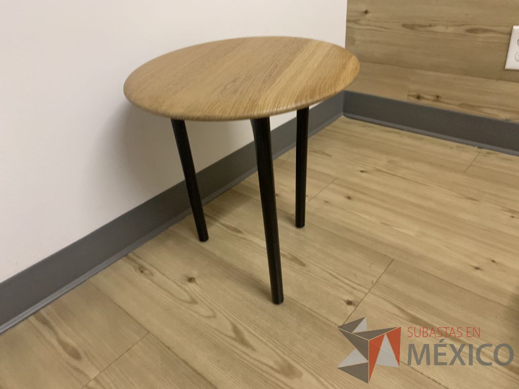 Lote 014 - Mesa de apoyo con base metálica y cubierta tipo madera. Modelo: Openest Spring