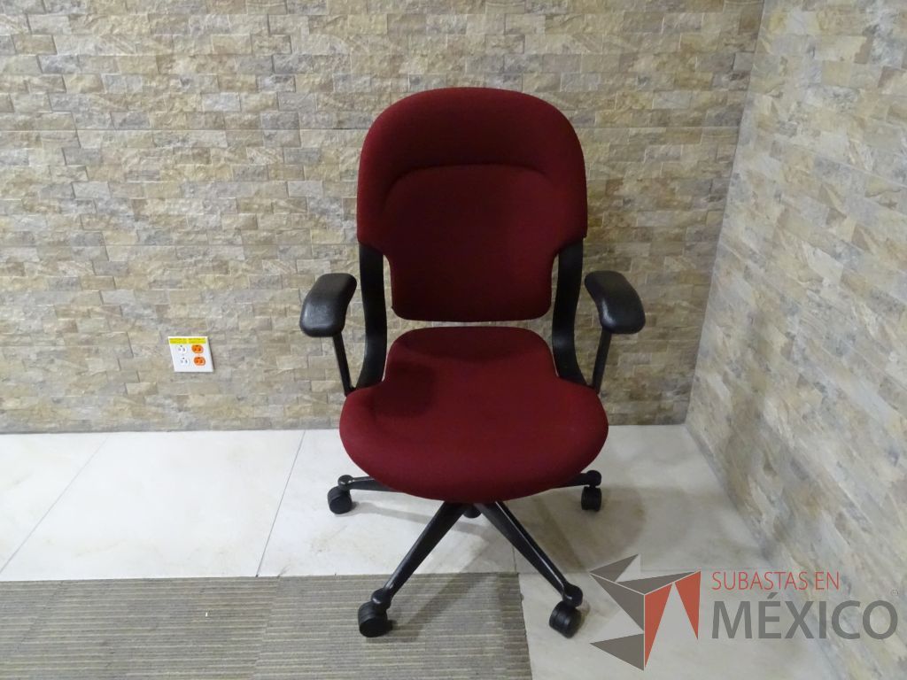 Lote 020 - 4 Sillas operativas con descansabrazos, asiento y respaldo en tela color rojo