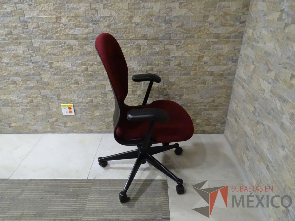 Lote 020 - 4 Sillas operativas con descansabrazos, asiento y respaldo en tela color rojo - Imagen 4