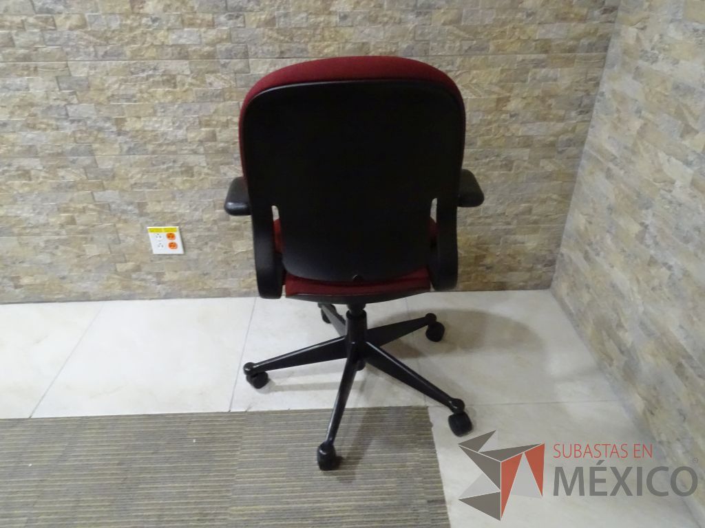 Lote 020 - 4 Sillas operativas con descansabrazos, asiento y respaldo en tela color rojo - Imagen 3