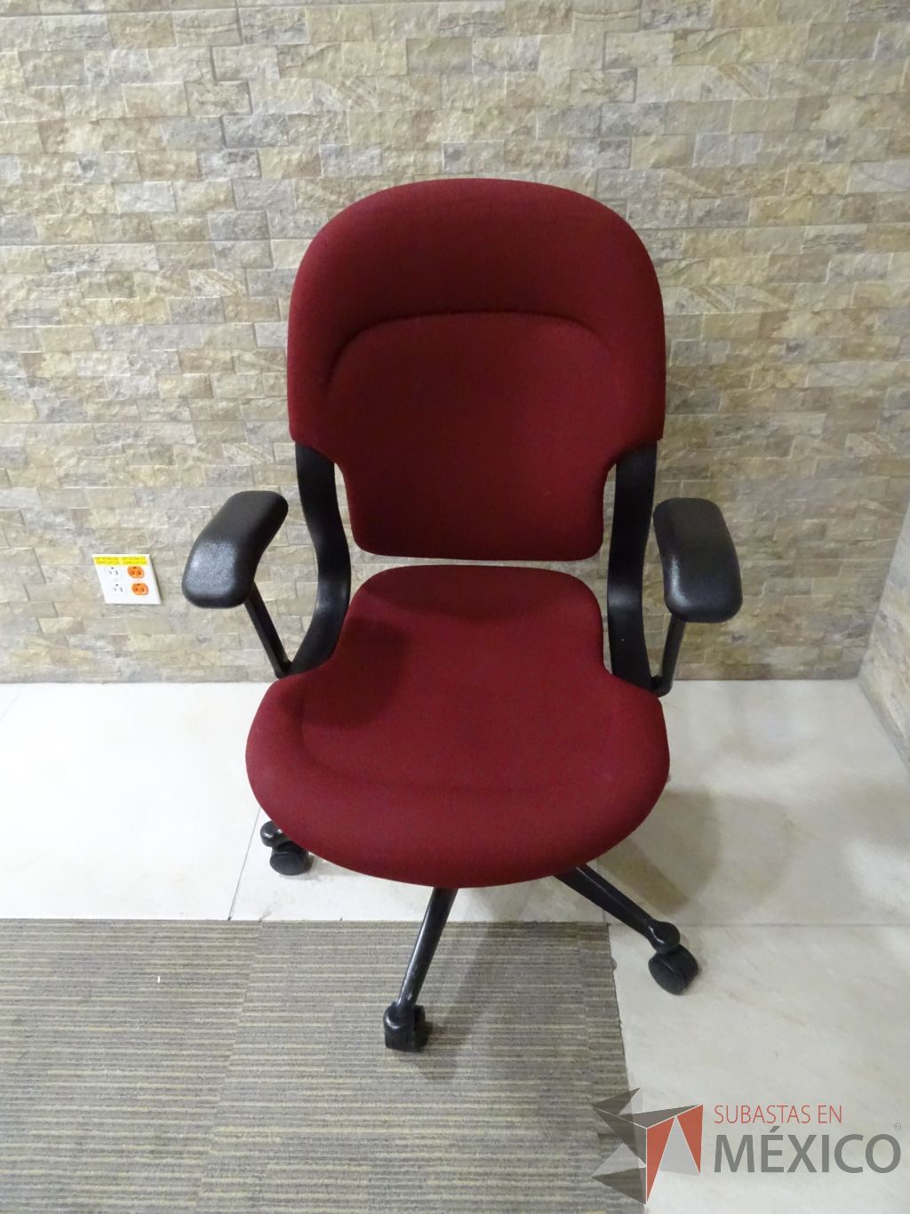 Lote 020 - 4 Sillas operativas con descansabrazos, asiento y respaldo en tela color rojo - Imagen 2