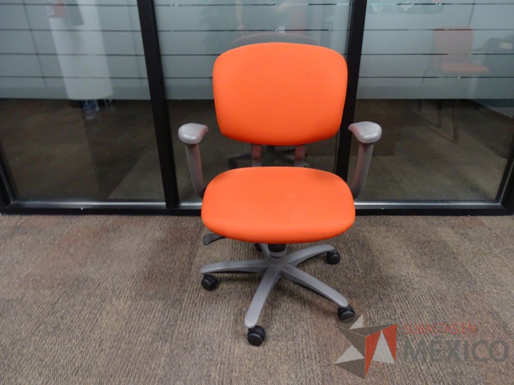 Lote 010 - 10 Sillas operativas con ruedas, descansabrazos, asiento y respaldo en tela color naranja - Imagen 2