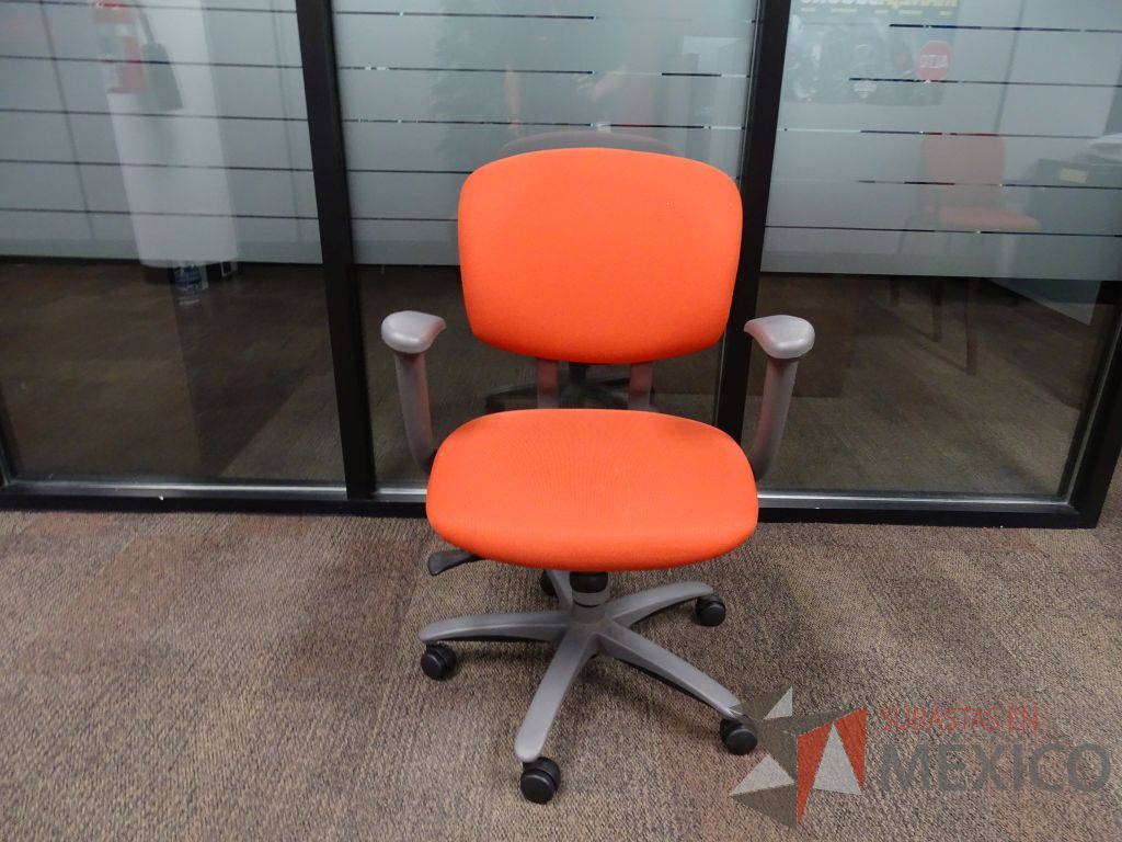 Lote 010 - 10 Sillas operativas con ruedas, descansabrazos, asiento y respaldo en tela color naranja