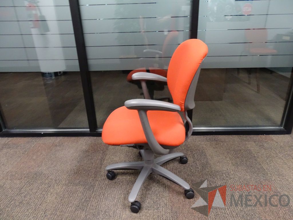 Lote 010 - 10 Sillas operativas con ruedas, descansabrazos, asiento y respaldo en tela color naranja - Imagen 4