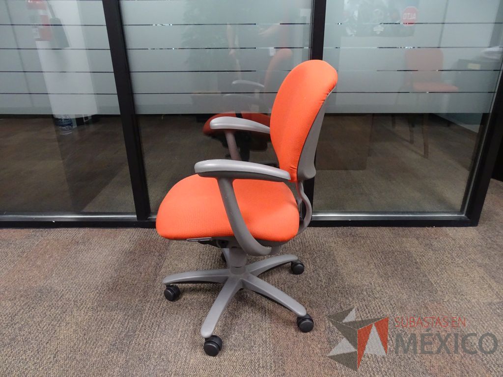 Lote 010 - 10 Sillas operativas con ruedas, descansabrazos, asiento y respaldo en tela color naranja - Imagen 5