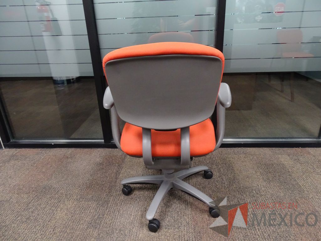 Lote 010 - 10 Sillas operativas con ruedas, descansabrazos, asiento y respaldo en tela color naranja - Imagen 6
