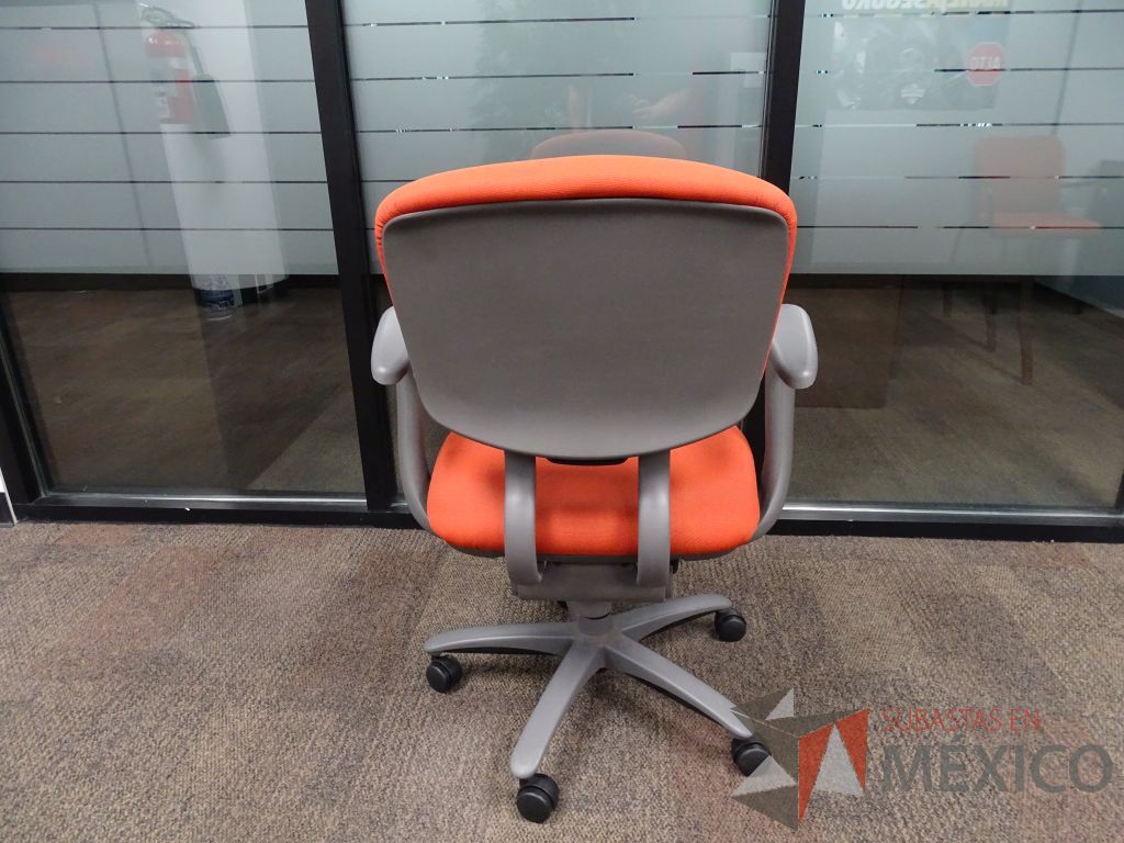 Lote 010 - 10 Sillas operativas con ruedas, descansabrazos, asiento y respaldo en tela color naranja - Imagen 7