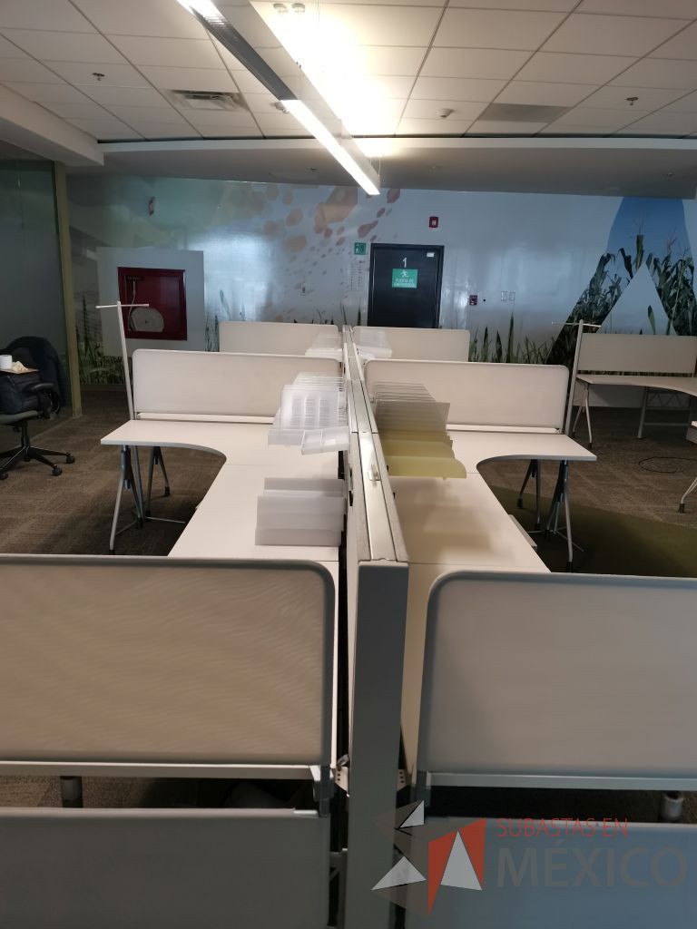 Lote 073 - Estación de trabajo para 8 personas y 2 Mesas en forma de gota - Imagen 20
