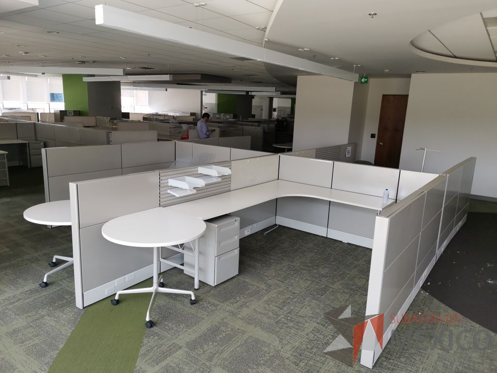 Lote 107 - Estación de trabajo para 10 personas, 10 archiveros de 3 cajones y 5 percheros - Imagen 19