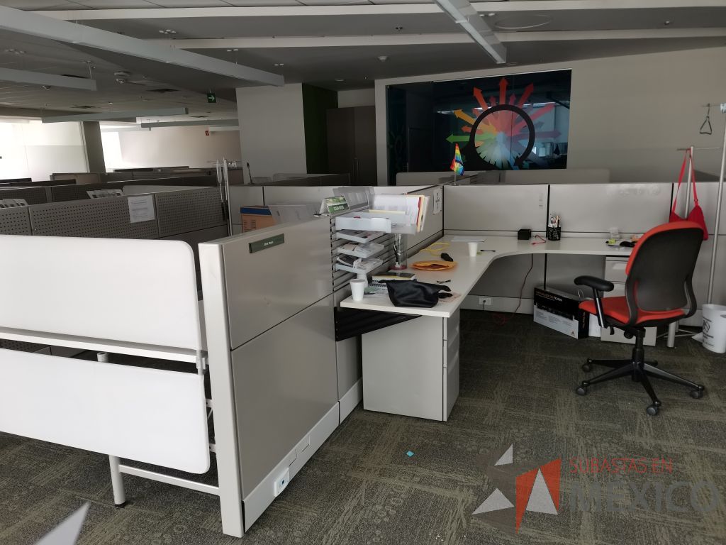 Lote 107 - Estación de trabajo para 10 personas, 10 archiveros de 3 cajones y 5 percheros - Imagen 21