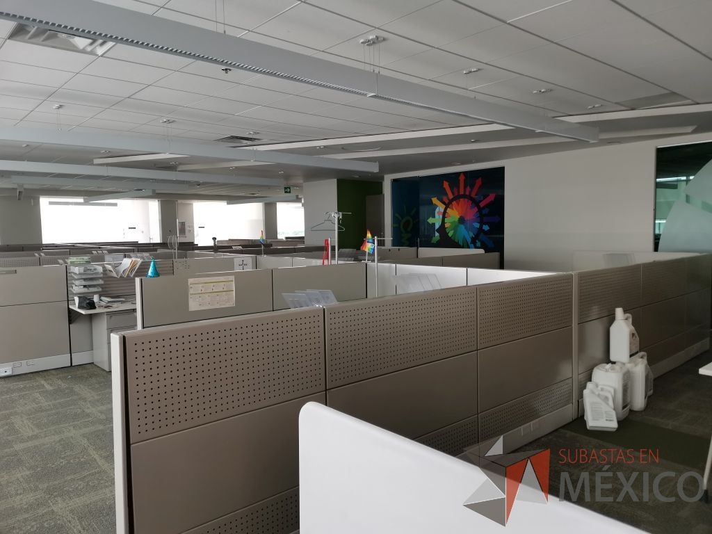 Lote 107 - Estación de trabajo para 10 personas, 10 archiveros de 3 cajones y 5 percheros - Imagen 23