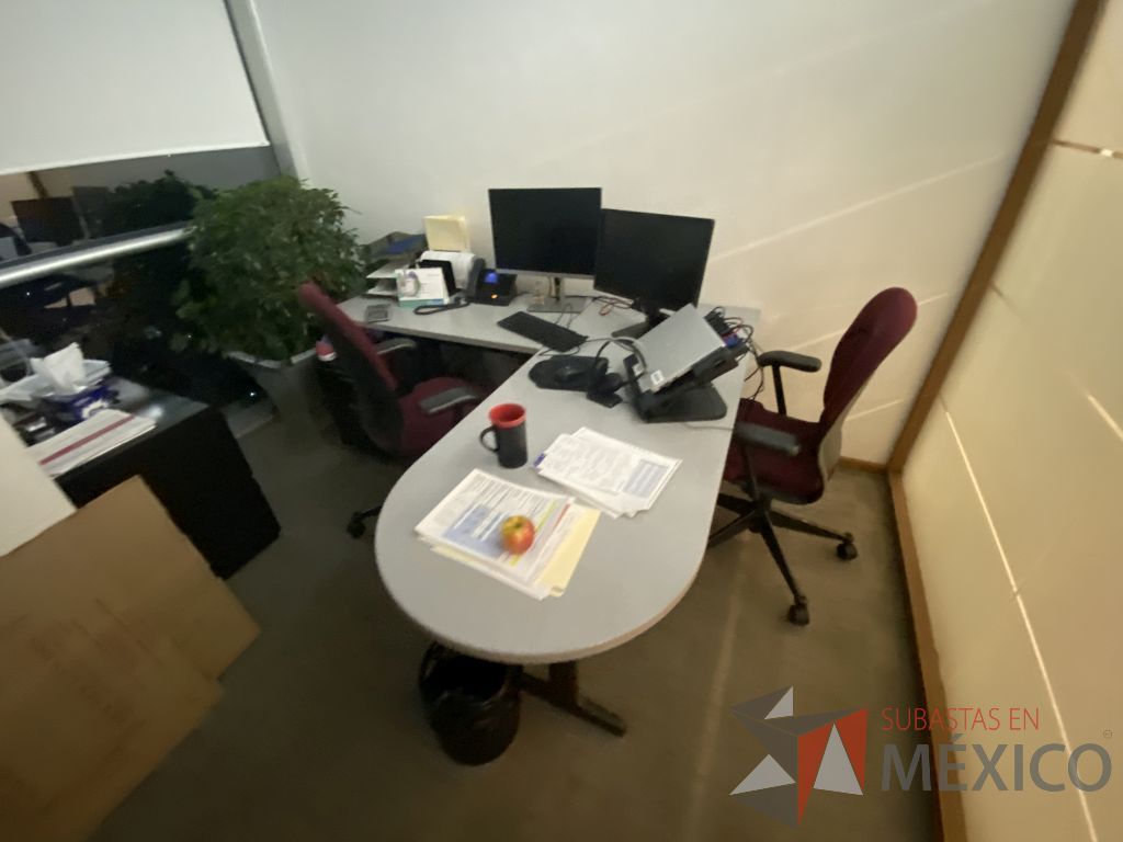 Lote 012 - Escritorio con superficie tipo bala