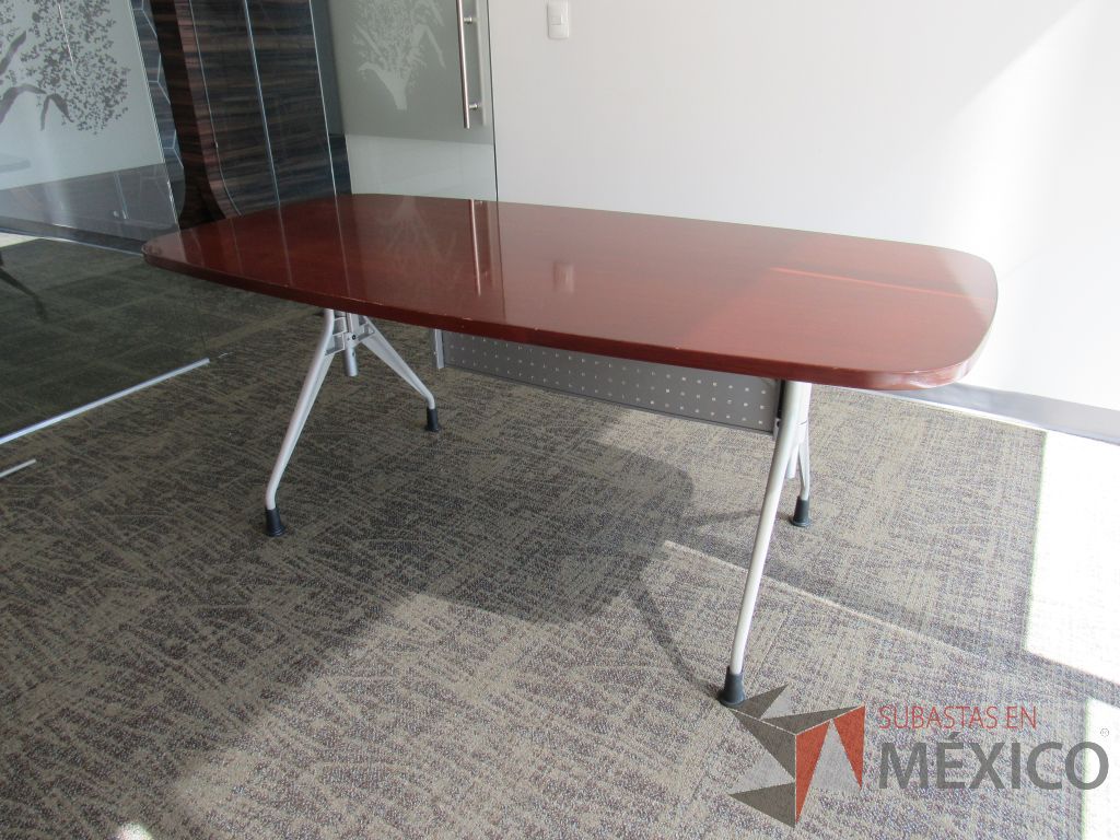 Lote 003 - Mesa de trabajo con 4 patas metálicas y cubierta color café. - Imagen 2