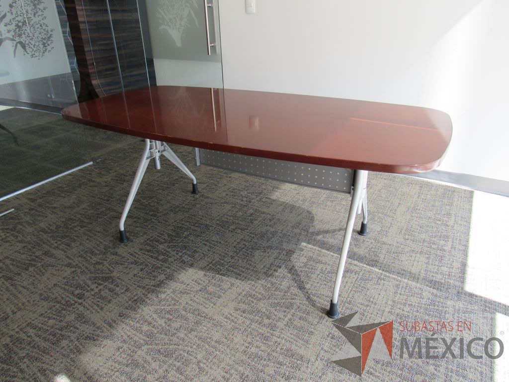 Lote 003 - Mesa de trabajo con 4 patas metálicas y cubierta color café. - Imagen 3
