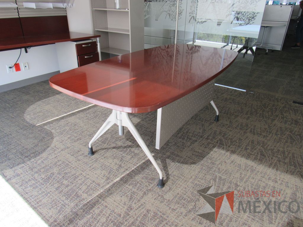 Lote 003 - Mesa de trabajo con 4 patas metálicas y cubierta color café. - Imagen 4