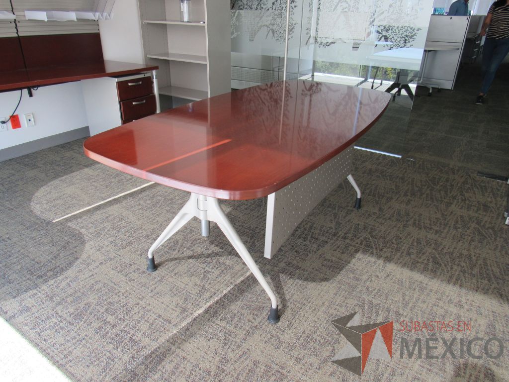 Lote 003 - Mesa de trabajo con 4 patas metálicas y cubierta color café. - Imagen 5