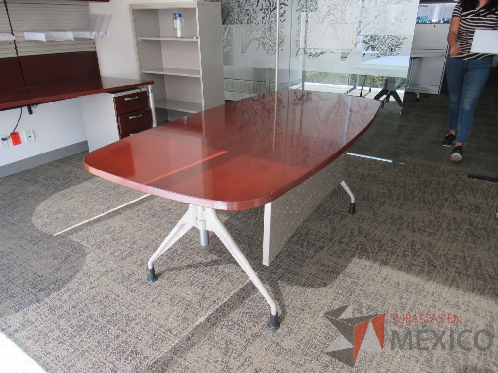 Lote 003 - Mesa de trabajo con 4 patas metálicas y cubierta color café. - Imagen 6