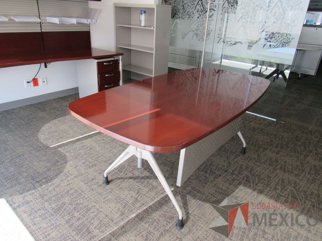 Lote 003 - Mesa de trabajo con 4 patas metálicas y cubierta color café. - Imagen 7